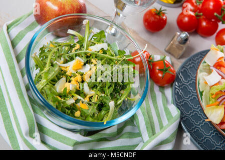 Lecker Löwenzahn Salat in einer Glasschale Stockfoto