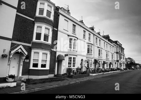 WEYMOUTH, Großbritannien - 26 Dezember, 2017 - Reihe von Pensionen und Hotels im Sonnenlicht auf der Promenade Promenade, Dorchester, Dorset, England, Vereinigtes Königreich, Stockfoto