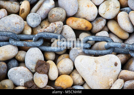 Rostige Kette gelegt, Kiesel, Chesil Beach, Weymouth, Dorset Stockfoto