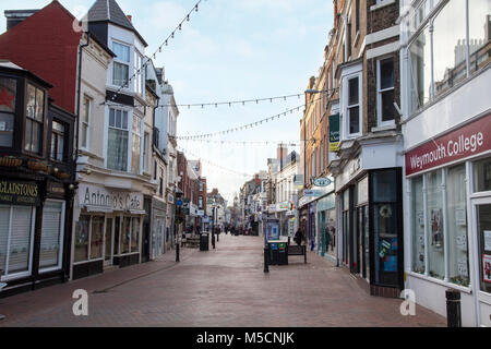 WEYMOUTH, Großbritannien - 26 Dezember, 2017 - Zeilen von Geschäften in der Innenstadt, Dorchester, Dorset, England, UK, 26. Dezember 2017. Stockfoto