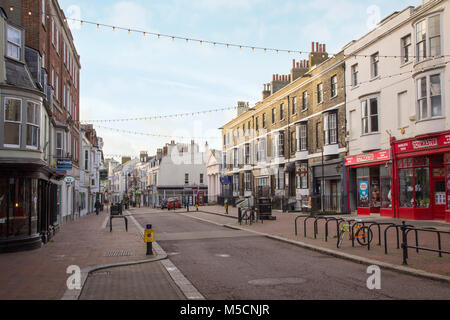 WEYMOUTH, Großbritannien - 26 Dezember, 2017 - Zeilen von Geschäften in der Innenstadt, Dorchester, Dorset, England, UK, 26. Dezember 2017. Stockfoto