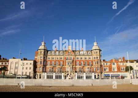 Dorchester, Dorset, Großbritannien - 26 Dezember, 2017. Blick auf die viktorianischen Royal Hotel an der Esplanade entlang der Promenade mit einem Kriegerdenkmal im Vordergrund, Weymo Stockfoto