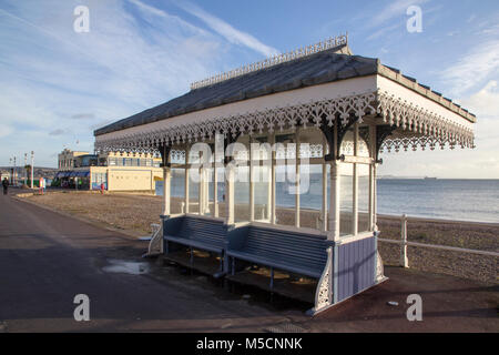 WEYMOUTH, Großbritannien - 26 Dezember, 2017 - Victorian Tierheim vor der 20er Jahre Art Deco Style Arcade entlang der Esplanade, Weymouth, Dorset, Ger Stockfoto