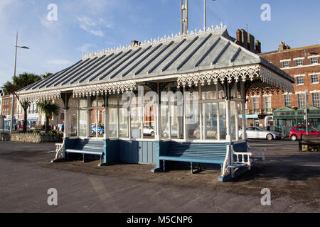 WEYMOUTH, Großbritannien - 26 Dezember, 2017 - Victorian Tierheim auf der Promenade Promenade, Dorchester, Dorset, England, UK, 26. Dezember 2017. Stockfoto