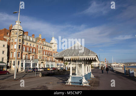 WEYMOUTH, Großbritannien - 26 Dezember, 2017 - Victorian Tierheim auf der Promenade Promenade mit den Royal Hotel, Dorchester, Dorset, England, UK, DE Stockfoto