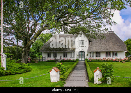 Reetgedeckte Haus im Dorf Morsum auf der nordfriesischen Insel Sylt, Deutschland Stockfoto