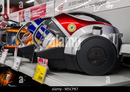 Moskau, Russland - 20. Februar 2018. Staubsauger in der Elektronik store Eldorado Stockfoto