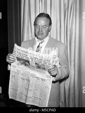 Bob Hope eine Zeitung lesen vom 15. Februar 1960. Bild vom Original camera negative Stockfoto