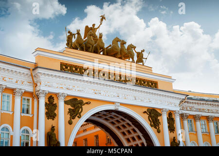 Wagen der Herrlichkeit am Triumphbogen, dem Schlossplatz in St. Petersburg, Russland Stockfoto