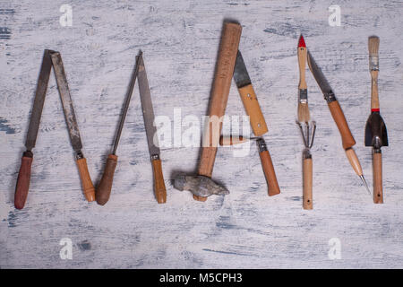 Die Inschrift der Mensch durch die Arbeit Tools geschrieben wird. Das Wort Mensch ein Arbeitsmittel. Stockfoto