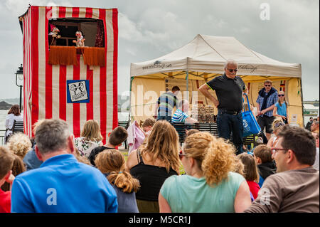 Traditionelle Kasperletheater mit Menschen in Cobh Kennedy Park, Cobh, County Cork, Irland zu beobachten. Stockfoto