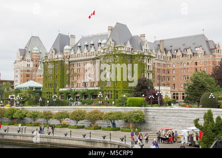 Fairmont Empress Hotel Blick vom Victoria Inner Harbour in Vancouver Island, British Columbia. Dieses Hotel ist eines der luxuriösen Unterkünfte in der Stadt. Stockfoto