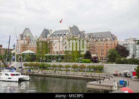 Fairmont Empress Hotel Blick vom Victoria Inner Harbour in Vancouver Island, British Columbia. Dieses Hotel ist eines der luxuriösen Unterkünfte in der Stadt. Stockfoto