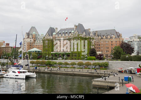 Fairmont Empress Hotel Blick vom Victoria Inner Harbour in Vancouver Island, British Columbia. Dieses Hotel ist eines der luxuriösen Unterkünfte in der Stadt. Stockfoto