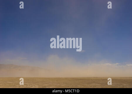 Wind peitschen Sand über der Mojave-Wüste in das trockene Klima von Südkalifornien. Stockfoto