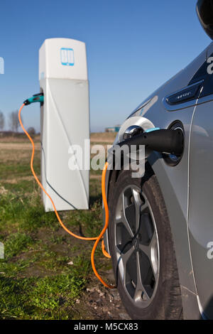 Netzteil für Ladestation für Elektroautos. Ladestation Elektroauto. Nahaufnahme des Netzteils eingesteckt in einem Elektroauto aufgeladen. Stockfoto