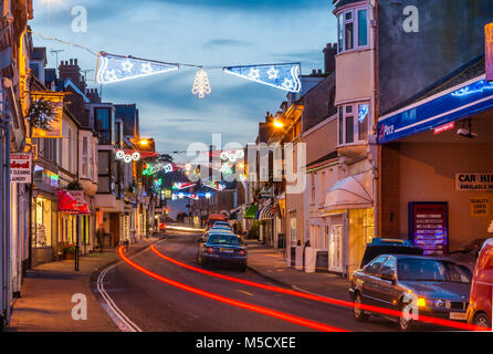 Budleigh High Street mit Weihnachtsschmuck und Auto Wanderwege. Stockfoto