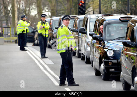 London, England, UK. Polizei und Taxifahrern während eines Protestes gegen das Uber taxi App Stockfoto