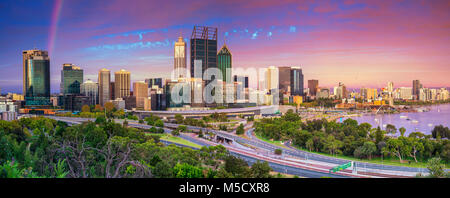 Perth. Panoramablick auf das Stadtbild bild Skyline von Perth, Australien während der dramatischen Sonnenuntergang. Stockfoto