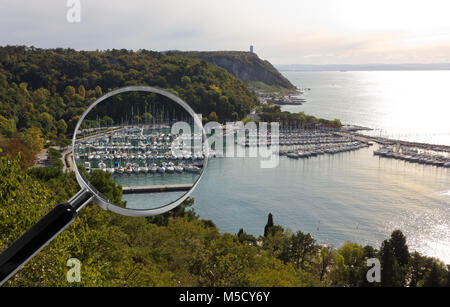 Bucht von Sistiana in der Nähe von Triest, Italien, im Herbst, unter der Lupe Hervorhebung der Marina Stockfoto