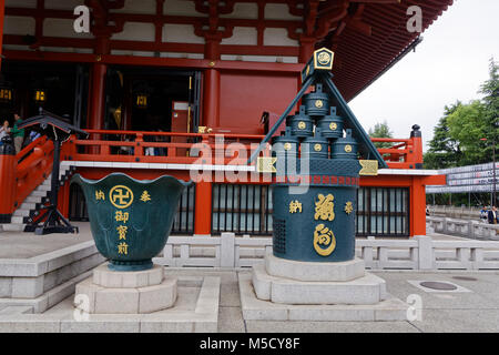 Tokio, Japan. 15 Mai, 2017. Gold buddhistischen Hakenkreuz Symbol auf einem riesigen Vase vor der Senso-ji in Asakusa Kannon Tempel, Tokio, Japan. Stockfoto