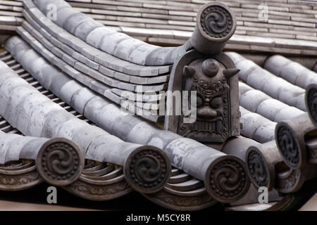 Tokio, Japan. 15 Mai, 2017. Nahaufnahme auf die Ornamente des Daches von Senso-ji in Asakusa Kannon Tempel, Tokio, Japan. Stockfoto