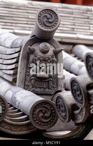 Tokio, Japan. 15 Mai, 2017. Nahaufnahme auf die Ornamente des Daches von Senso-ji in Asakusa Kannon Tempel, Tokio, Japan. Stockfoto