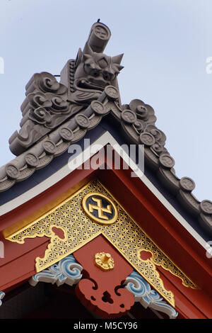 Tokio, Japan. 15 Mai, 2017. Detail der Giebel des Daches und Gold buddhistischen Hakenkreuz Symbol des Daches von Senso-ji in Asakusa Kannon Tempel, Tokio. Stockfoto