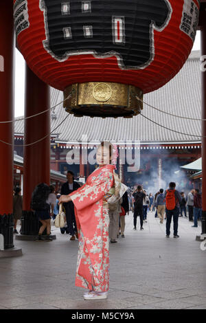 Tokio, Japan. 15 Mai, 2017. Eine Frau in der traditionellen Kleidung Posen unter der riesigen Laterne der Hozomon Tor (Tür der Schatzkammer). Stockfoto