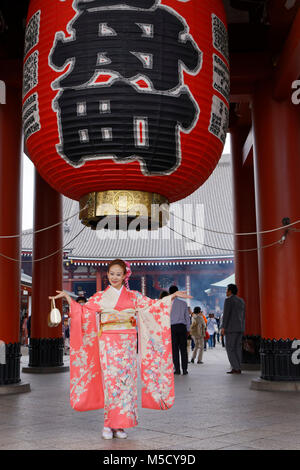 Tokio, Japan. 15 Mai, 2017. Eine Frau in der traditionellen Kleidung Posen unter der riesigen Laterne der Hozomon Tor (Tür der Schatzkammer). Stockfoto