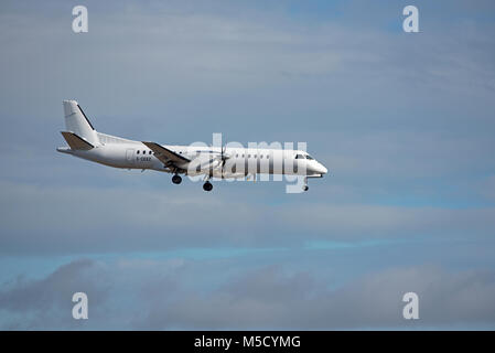 Eine östliche Airways Saab 2000 (G-CERZ) auf dem Weg nach Aberdeen Flughafen in Grampian Region, Schottland. Stockfoto