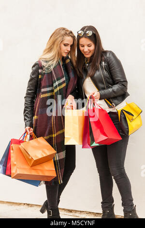 Mädchen sind gerade ihre Einkäufe in einem Beutel Stockfoto