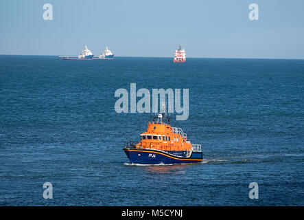 Die Aberdeen RNLI SEVERN Class Lifeboat BON CCCORD wieder in ihren Heimathafen aus der Nordsee. Stockfoto