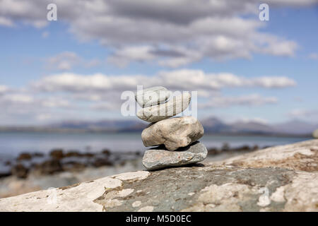 Poise Steine Zen pebble Skulptur an einem Strand in der Nähe von Harlech in Nord Wales Stockfoto