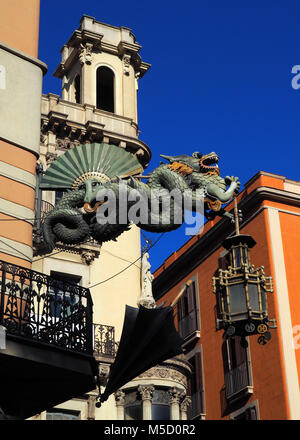 Chinesische Drachen Detail in Barcelona, Spanien. Chinesische Drachen ragen aus der Fassade des Hauses der Schirme in den Ramblas von Barcelona. Stockfoto