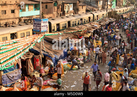 Blume Verkaufsmarkt in der Nähe von Mullikghat von Howrah Bridge, Kolkata, West Bengal, Indien, wo Blumen verkaufen im Großhandel die Preise sind, Erhöhte Ansicht Stockfoto