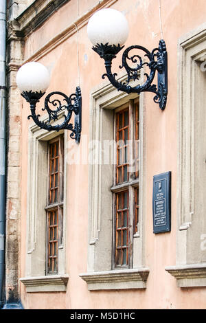 Closeup alte große braune Holzfenster weiße runde fantastischen Laternen auf rosa Wand der alten Gebäude Stockfoto