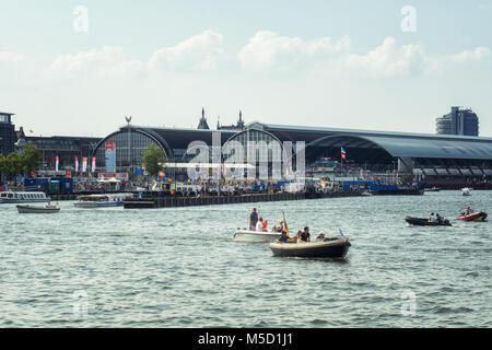 Amsterdam, Niederlande, 20. August 2015: SAIL Amsterdam 2015 ist eine riesige Flotte von Tall Ships, das maritime Erbe, Marineschiffe und beeindruckende replizieren Stockfoto