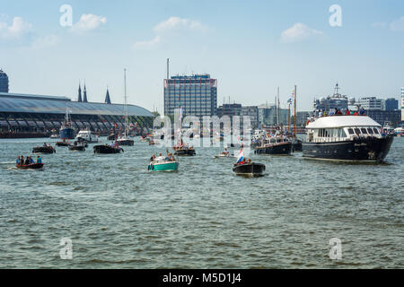 Amsterdam, Niederlande, 20. August 2015: SAIL Amsterdam 2015 ist eine riesige Flotte von Tall Ships, das maritime Erbe, Marineschiffe und beeindruckende replic Stockfoto