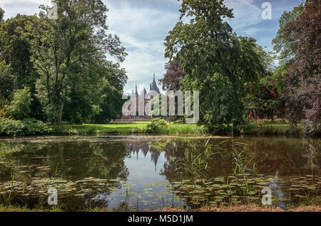 Die Vorderseite des märchenhaften Kasteel de Haar befindet sich in der niederländischen Provinz Utrecht. Stockfoto