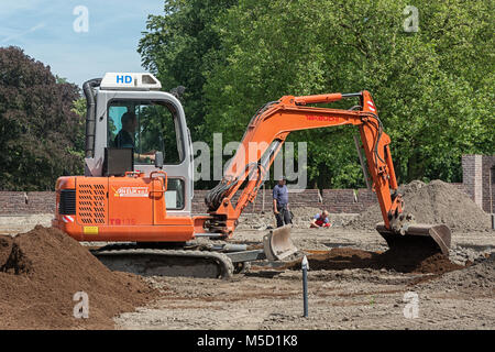 Haarzuilens, Niederlande, 5. August 2015: Arbeiten im Garten von Schloss de Haar Stockfoto