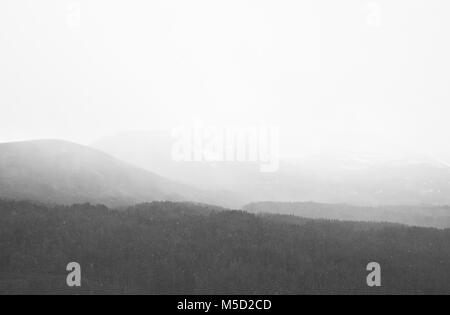 Nebelige und verregnete Landschaft des schottischen Hochlands Stockfoto