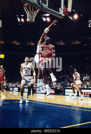 Michael Jordan Drives zum Korb, während von Gerald Wilkins der New York Knicks während eines Spiels im Madison Square Garden im Jahr 1989 verteidigt werden. Stockfoto