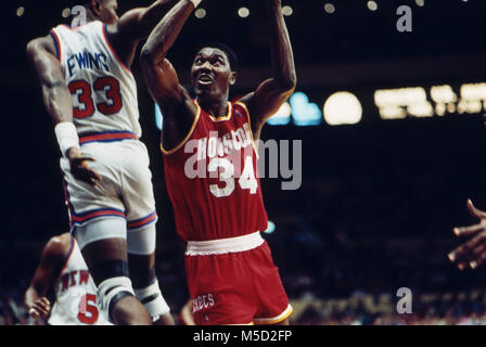 Hakeem Olajuwon der Houston Rockets Drives zum Korb, während sie von Patrick Ewing während eines Spiel gegen die New York Knicks im Madison Square Garden im Jahr 1989 verteidigt werden. Stockfoto