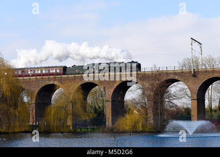 Britannia Klasse britischen Eisenbahn Dampflok 70013 "Oliver Cromwell" Kreuzung Eisenbahnviadukt im Central Park, Chelmsford, Essex. Dampfzug Stockfoto
