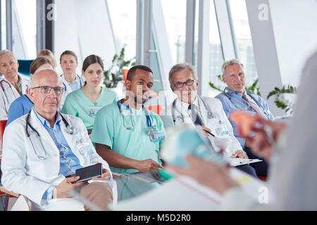 Chirurgen, Ärzte und Krankenschwestern in Konferenz Publikum Stockfoto