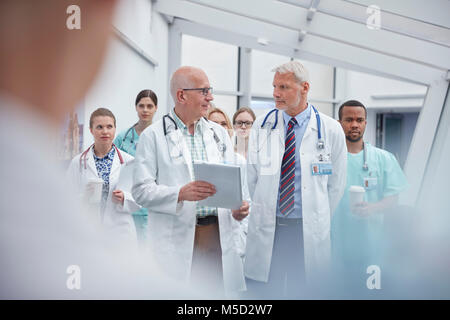 Ärzte und Krankenschwestern im Krankenhausflur spazieren Stockfoto