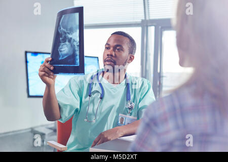 Männliche Chirurg Prüfung Schädel x-ray im Krankenhaus Stockfoto