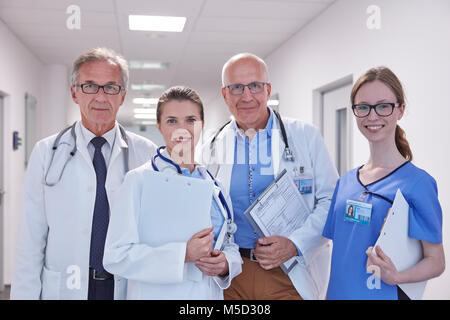 Portrait überzeugt Ärzte und Pflegepersonal im Krankenhaus Flur Stockfoto