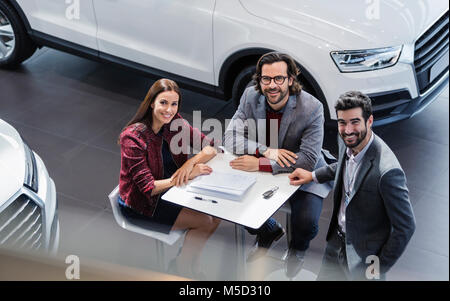Porträt Lächeln Auto Verkäufe Leute treffen im Auto Dealership showroom Stockfoto
